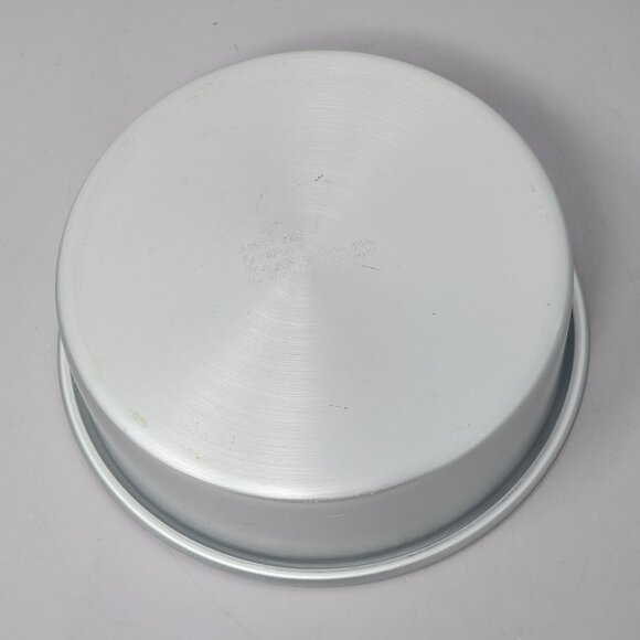 Wilton‎ Round Aluminum Cake Pan Set of 3 – Baking Pans for Layered Cakes - Picture 5 of 9